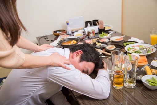 叩き起こされる酔っ払い